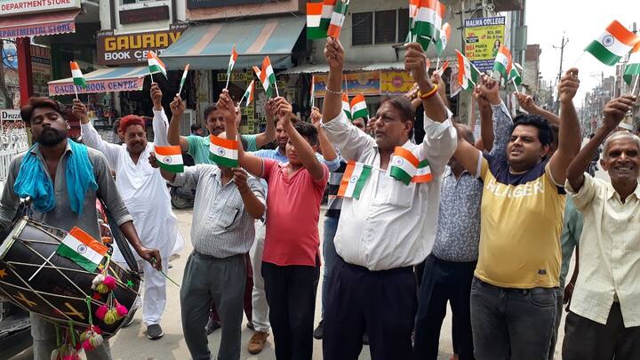 ਪ੍ਰਦਰਸ਼ਨ ਦੀ ਅਗਵਾਈ ਕਰ ਰਹੇ ਸਾਬਕਾ ਐਮਸੀ ਵਿਜੇ ਕੁਮਾਰ ਸ਼ਰਮਾ ਨੇ ਕਿਹਾ ਕਿ ਬਹੁਤ ਖੁਸ਼ੀ ਹੋਈ ਹੈ। ਅਸਲੀ ਆਜ਼ਾਦੀ ਤਾਂ ਅੱਜ ਮਿਲੀ ਹੈ। ਇਸ ਨਾਲ ਅੱਤਵਾਦ ਨੂੰ ਨੱਥ ਪਏਗੀ।