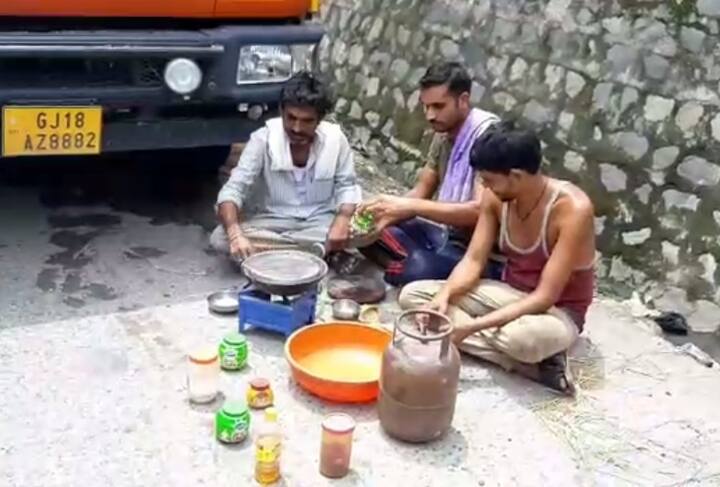 ਪੰਜਾਬ, ਹਿਮਾਚਲ, ਹਰਿਆਣਾ, ਰਾਜਸਥਾਨ ਤੇ ਦਿੱਲੀ ਤੋਂ ਕਈ ਟਰੱਕ ਜੰਮੂ-ਕਸ਼ਮੀਰ ਜਾਂਦੇ ਹਨ ਪਰ ਦੋ ਦਿਨਾਂ ਤੋਂ ਸਾਮਾਨ ਨਾਲ ਲੱਦੇ ਟਰੱਕ ਪਠਾਨਕੋਟ-ਜੰਮੂ ਬਾਰਡਰ 'ਤੇ ਖੜ੍ਹੇ ਹਨ। 