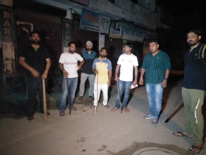 ਪੁਲਿਸ ਪ੍ਰਸ਼ਾਸਨ ਵੱਲੋਂ ਚੋਰਾਂ ਨੂੰ ਨੱਥ ਨਾ ਪਾਉਣ ਦੇ ਲਈ ਹੁਣ ਸ਼ਹਿਰ ਵਾਸੀਆਂ ਨੇ ਖ਼ੁਦ ਹੀ ਮੋਰਚਾ ਸਾਂਭ ਲਿਆ ਹੈ ਤੇ ਆਪਣੇ ਸ਼ਹਿਰ ਦੀ ਸੁਰੱਖਿਆ ਆਪ ਕਰ ਰਹੇ ਹਨ। 