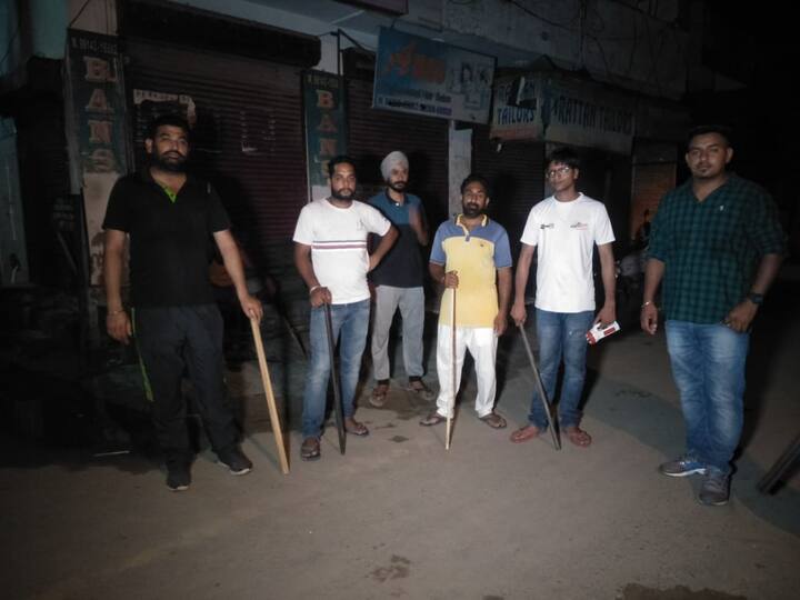 ਲੋਕਾਂ ਨੇ ਰੋਸ ਜਤਾਇਆ ਪੁਲਿਸ ਕੁਝ ਨਹੀਂ ਕਰ ਰਹੀ, ਅਸੀਂ ਜਾਗ ਕੇ ਆਪਣੀ ਸੁਰੱਖਿਆ ਖ਼ੁਦ ਕਰ ਰਹੇ ਹਾਂ। ਲੋਕਾਂ ਨੇ ਕਿਹਾ ਕਿ ਪੁਲਿਸ ਵਿੱਚ ਮੁਲਾਜ਼ਮਾਂ ਦੀ ਗਿਣਤੀ ਘੱਟ ਹੋਣ ਦਾ ਲਾਰਾ ਲਾ ਕੇ ਸਾਨੂੰ ਟਾਲਿਆ ਜਾਂਦਾ ਹੈ।