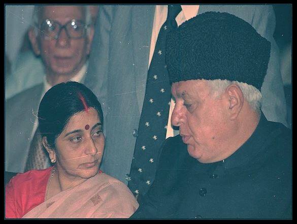 ਸੁਸ਼ਮਾ ਦੇ ਸਬੰਧ ਸਾਰੀਆਂ ਪਾਰਟੀਆਂ ਦੇ ਨੇਤਾਵਾਂ ਨਾਲ ਮਿਲਣਸਾਰ ਰਹੇ ਹਨ। ਇਸ ਤਸਵੀਰ ‘ਚ ਉਹ ਫਾਰੁਖ਼ ਅਬੱਦੁਲਾ ਨਾਲ ਨਜ਼ਰ ਆ ਰਹੀ ਹੈ।