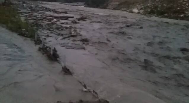 ਬੱਦਲ ਫਟਣ ਬਾਅਦ ਉਝੀ ਘਾਟੀ ਵਿੱਚ ਹੜ੍ਹ ਆ ਗਿਆ ਜਿਸ ਕਰਕੇ ਘਾਟੀ ਵਿੱਚ ਬੱਦਲ ਫਟਣ ਨਾਲ ਲੋਕਾਂ ਨੂੰ ਭਾਰੀ ਨੁਕਸਾਨ ਝੱਲਣਾ ਪਿਆ।