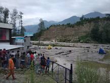 ਅੱਧੀ ਰਾਤ ਨੂੰ ਫਟਿਆ ਬੱਦਲ, ਲੋਕਾਂ \'ਚ ਦਹਿਸ਼ਤ, ਘਰਾਂ \'ਚੋਂ ਨਿਕਲੇ ਬਾਹਰ