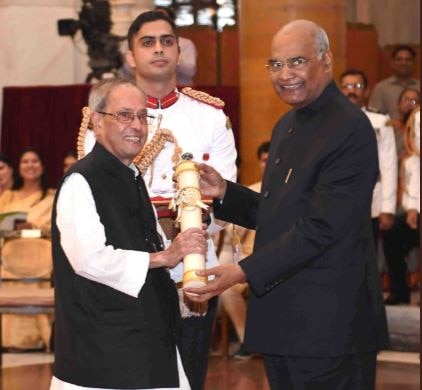 president ram nath kovind awarded with bharat ratna  ਸਾਬਕਾ ਰਾਸ਼ਟਰਪਤੀ ਨੂੰ ਮੌਜੂਦਾ ਰਾਸ਼ਟਰਪਤੀ ਨੇ ਦਿੱਤਾ ਦੇਸ਼ ਦਾ ਸਰਬਉੱਚ ਸਨਮਾਨ