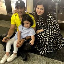 ਧੋਨੀ ਨੇ ਖਰੀਦੀ ਕਰੋੜਾਂ ਦੀ \'ਜੀਪ\', ਪਤਨੀ ਨੇ ਇੰਝ ਕੀਤੀ ਘੁੰਡ ਚੁਕਾਈ