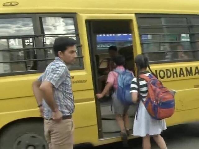 ਅੱਜ ਸਕੂਲ-ਕਾਲਜ ਖੁੱਲ੍ਹੇ ਹਨ। ਸੜਕਾਂ 'ਤੇ ਆਵਾਜਾਈ ਵੇਖੀ ਜਾ ਰਹੀ ਹੈ। 