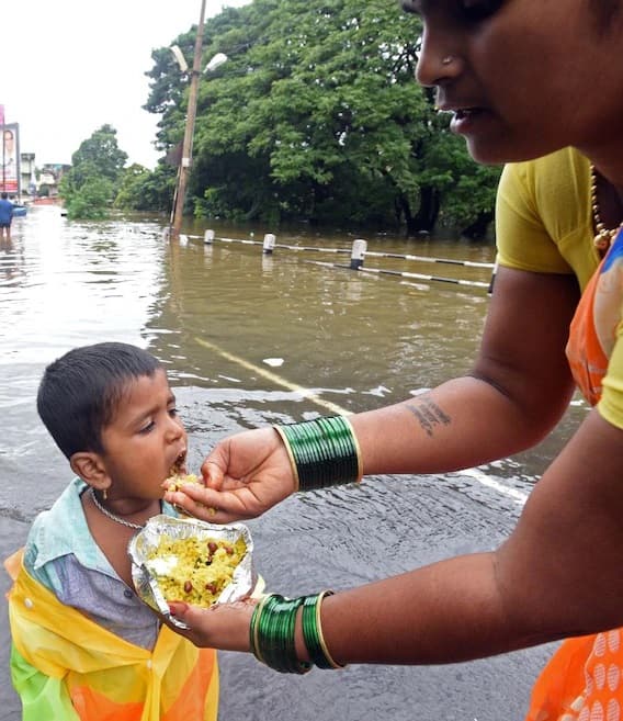 ਇਸ ਤੋਂ ਇਲਾਵਾ ਮਹਾਰਾਸ਼ਟਰ ਦੇ ਸਾਂਗਲੀ ਵਿੱਚ ਹੜ੍ਹਾਂ ਦੀ ਸਥਿਤੀ ਇਸ ਤਰ੍ਹਾਂ ਹੈ ਕਿ ਸੜਕਾਂ 'ਤੇ ਕਿਸ਼ਤੀਆਂ ਚੱਲ ਰਹੀਆਂ ਹਨ। ਹਾਲਾਂਕਿ, ਮਹਾਰਾਸ਼ਟਰ ਦੇ ਸਾਂਗਲੀ ਤੇ ਕੋਲਹਾਪੁਰ ਵਿੱਚ ਹੜ੍ਹ ਦਾ ਪਾਣੀ ਘਟ ਰਿਹਾ ਹੈ।