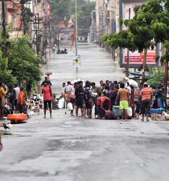  ਕਰਨਾਟਕ ਵਿੱਚ ਮੀਂਹ ਤੋਂ ਰਾਹਤ ਨਾ ਮਿਲਣ ਕਾਰਨ ਸ਼ਨੀਵਾਰ ਨੂੰ ਹੜ੍ਹ ਦੀ ਸਥਿਤੀ ਗੰਭੀਰ ਹੋ ਗਈ। ਰਾਜ ਵਿੱਚ ਜ਼ਿਆਦਾਤਰ ਨਦੀਆਂ ਦਾ ਪਾਣੀ ਚੜ੍ਹਿਆ ਹੋਇਆ ਹੈ। ਹੁਣ ਤੱਕ ਇੱਥੇ ਹੜ੍ਹ ਤੇ ਮੀਂਹ ਨਾਲ ਸਬੰਧਤ ਘਟਨਾਵਾਂ ਵਿੱਚ 24 ਲੋਕਾਂ ਦੀ ਮੌਤ ਹੋ ਚੁੱਕੀ ਹੈ।