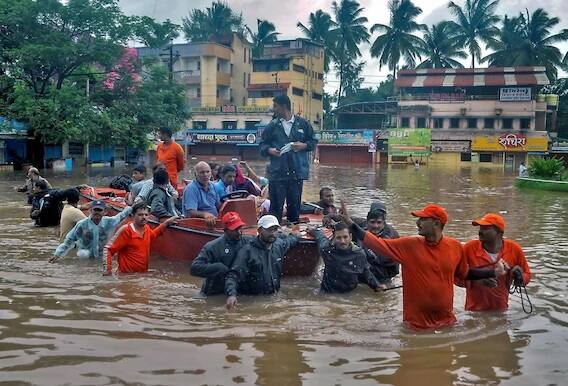 ਕਰਨਾਟਕ ਸਰਕਾਰ ਨੇ ਰਾਜ ਵਿੱਚ ਪਏ ਭਾਰੀ ਮੀਂਹ ਤੇ ਹੜ੍ਹਾਂ ਕਾਰਨ 6000 ਕਰੋੜ ਰੁਪਏ ਦੇ ਨੁਕਸਾਨ ਦਾ ਅਨੁਮਾਨ ਲਾਇਆ ਹੈ। ਇੱਥੇ ਮੀਂਹ ਨਾਲ ਸਬੰਧਤ ਵੱਖ ਵੱਖ ਘਟਨਾਵਾਂ ਵਿੱਚ ਮਰਨ ਵਾਲਿਆਂ ਦੀ ਗਿਣਤੀ 24 ਹੋ ਗਈ ਹੈ।