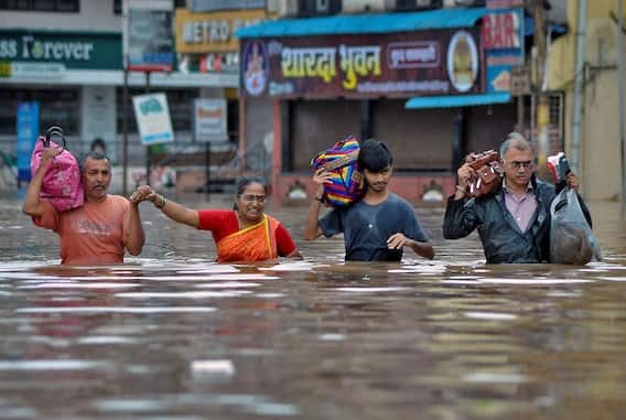 ਗੁਜਰਾਤ ਵਿੱਚ ਵੀ ਬਾਰਸ਼ ਦਾ ਕਹਿਰ ਜਾਰੀ ਹੈ। ਅੱਜ ਸੌਰਾਸ਼ਟਰ ਤੇ ਕੱਛ ਵਿੱਚ ਵੀ ਬਾਰਸ਼ ਦਾ ਅਨੁਮਾਨ ਹੈ। ਹੜ੍ਹ ਤੇ ਬਾਰਸ਼ ਕਰਕੇ ਹੁਣ ਤਕ 11 ਜਣਿਆਂ ਦੀ ਮੌਤ ਹੋ ਗਈ ਹੈ। ਰਾਜਕੋਟ, ਵੜੋਦਰਾ ਤੇ ਜਾਮਨਗਰ ਵਿੱਚ ਇੱਕ-ਇੱਕ ਐਨਡੀਆਰਐਫ ਦੀ ਟੀਮ ਭੇਜੀ ਗਈ ਹੈ। ਸ਼ਨੀਵਾਰ ਨੂੰ ਸੀਐਮ ਵਿਜੇ ਰੂਪਾਣੀ ਨੇ ਸਮੀਖਿਆ ਬੈਠਕ ਕੀਤੀ।