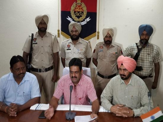 policeman arrested in khanna among 3 with heroin worth crores of rupees ਥਾਣੇ 'ਚੋਂ ਵਿਕਦਾ ਚਿੱਟਾ, STF ਨੇ ਮੁਨਸ਼ੀ ਸਮੇਤ 3 ਕੋਲੋਂ ਕਰੋੜਾਂ ਦੀ ਹੈਰੋਇਨ ਕੀਤੀ ਕਾਬੂ