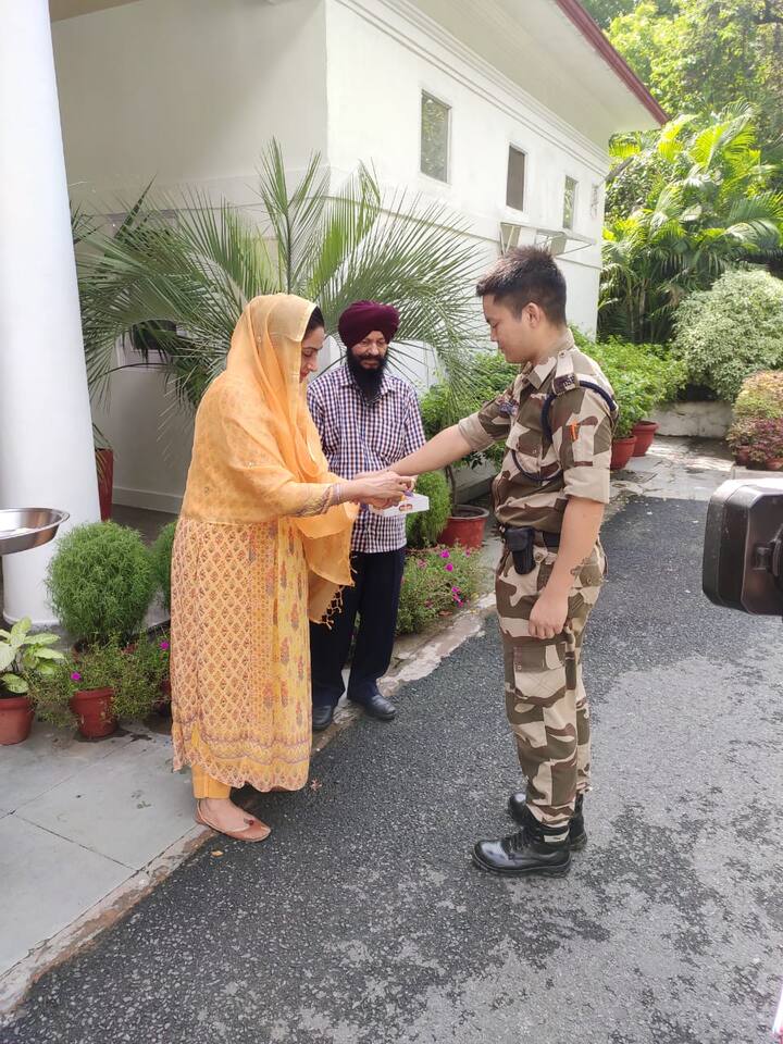 ਇਸ ਮੌਕੇ ਬਠਿੰਡਾ ਤੋਂ ਸੰਸਦ ਮੈਂਬਰ ਹਰਸਿਮਰਤ ਬਾਦਲ ਨੇ ਤਿਰੰਗੇ ਨੂੰ ਸਲਾਮੀ ਦਿੱਤੀ ਤੇ ਸੀਆਰਐਸਐਫ ਦੇ ਜਵਾਨਾਂ ਨੂੰ ਰੱਖੜੀ ਵੀ ਬੰਨ੍ਹੀ।