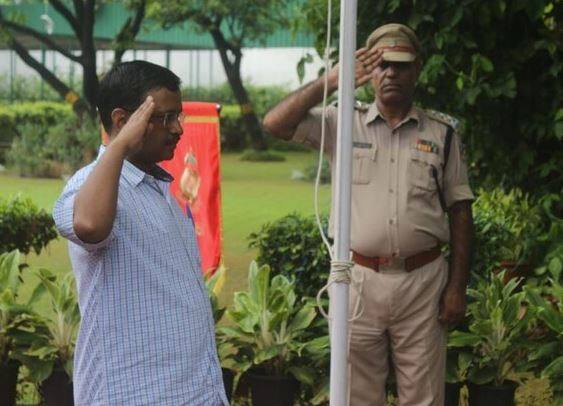 ਦਿੱਲੀ ਦੇ ਮੁੱਖ ਮੰਤਰੀ ਅਰਵਿੰਦ ਕੇਜਰੀਵਾਲ ਨੇ ਤਿਰੰਗੇ ਨੂੰ ਸਲਾਮੀ ਦਿੱਤੀ। ਇਸ ਤੋਂ ਬਾਅਦ ਆਪਣੇ ਭਾਸ਼ਣ ‘ਚ ਐਲਾਨ ਕੀਤਾ ਕਿ 29 ਅਕਤੂਬਰ ਤੋਂ ਡੀਟੀਸੀ ਦੀ ਬੱਸਾਂ ‘ਚ ਮਹਿਲਾਵਾਂ ਦਾ ਸਫਰ ਫਰੀ ਹੋਵੇਗਾ।