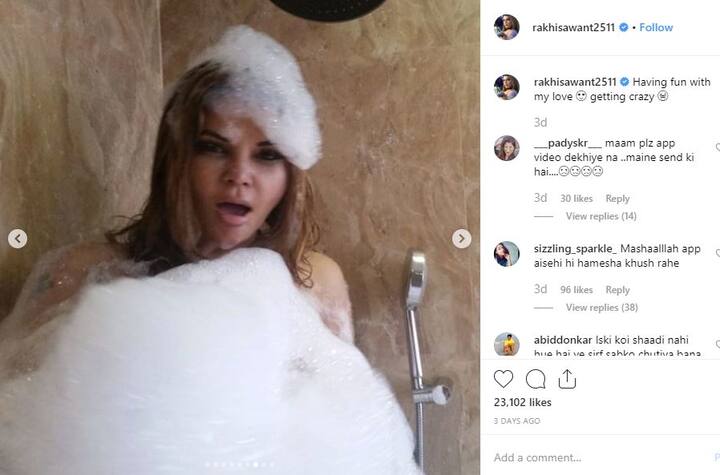 ਰਾਖੀ ਨੇ ਇਹ ਤਸਵੀਰਾਂ ਸ਼ੇਅਰ ਕੀਤੀਆਂ ਹਨ ਜਿਨ੍ਹਾਂ ‘ਚ ਉਹ ਬਾਥਟੱਬ ‘ਚ ਨਜ਼ਰ ਆ ਰਹੀ ਹੈ। ਇਨ੍ਹਾਂ ਨੂੰ ਸ਼ੇਅਰ ਕਰ ਉਸ ਨੇ ਲਿਖਿਆ ਕਿ ਉਹ ਆਪਣੇ ਪਤੀ ਨਾਲ ਇੰਜੂਆਏ ਕਰ ਰਹੀ ਹੈ।