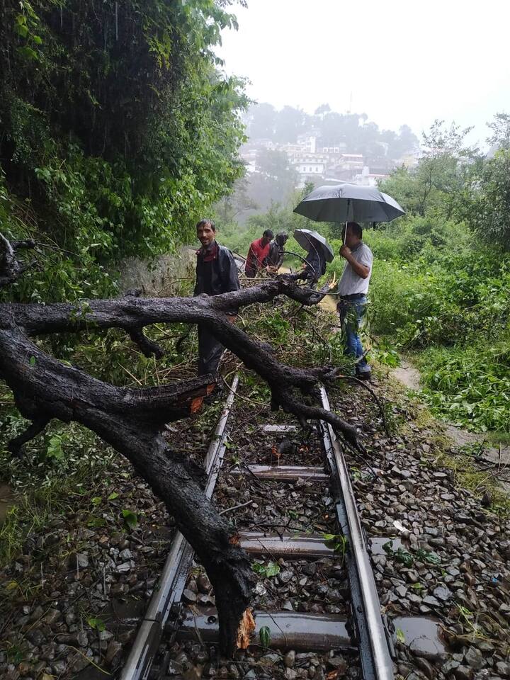 ਇਸ ਦੇ ਇਲਾਵਾ ਰੇਲਵੇ ਸਟੇਸ਼ਨ ਕੋਲ ਵੀ ਟਰੈਕ 'ਤੇ ਕਈ ਰੁੱਖ ਆ ਡਿੱਗੇ ਹਨ। 