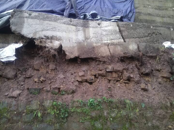 ਕਾਲਕਾ ਤੋਂ ਸ਼ਮਲਾ ਵਿਚਾਲੇ ਕਈ ਥਾਈਂ ਟਰੈਕ 'ਤੇ ਜ਼ਮੀਨ ਖਿਸਕਣ ਦੀ ਖ਼ਬਰ ਹੈ।