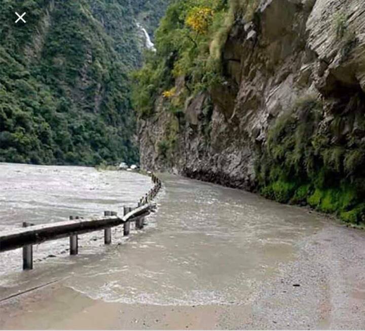 ਪਹੁੰਚ ਲਗਾਤਾਰ ਪੈ ਰਹੇ ਮੀਂਹ ਨੇ ਦੇਸ਼ ਭਰ ਵਿੱਚ ਤਬਾਹੀ ਮਚਾਈ ਹੋਈ ਹੈ। ਮਨਾਲੀ-ਚੰਡੀਗੜ੍ਹ ਨੈਸ਼ਨਲ ਹਾਈਵੇ ਤਕ ਪਾਣੀ ਗਿਆ ਹੈ।