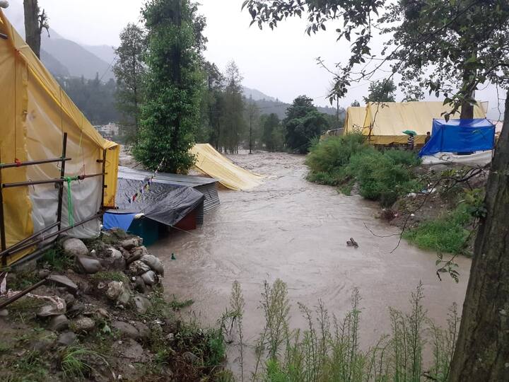 ਬੀਤੇ ਦਿਨ ਭਾਖੜਾ ਡੈਮ ਦੇ ਵੀ 4 ਗੇਟ ਖੋਲ੍ਹ ਦਿੱਤੇ ਗਏ। ਹਾਲਾਂਕਿ ਇਸ ਨਾਲ ਕਿਸੇ ਤਰ੍ਹਾਂ ਦੇ ਨੁਕਸਾਨ ਦਾ ਖ਼ਦਸ਼ਾ ਨਹੀਂ।