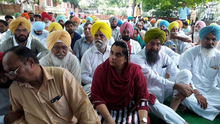 ਸੋਮਵਾਰ ਨੂੰ ਬਠਿੰਡਾ ਸਥਿਤ ਅਦਾਲਤ ਵੱਲੋਂ ਨਵਦੀਪ ਸਿੰਘ ਦੇ ਹੱਕ ਵਿੱਚ ਤੀਜੇ ਦਿਨ ਵੀ ਹੜਤਾਲ ਜਾਰੀ ਰਹੀ।