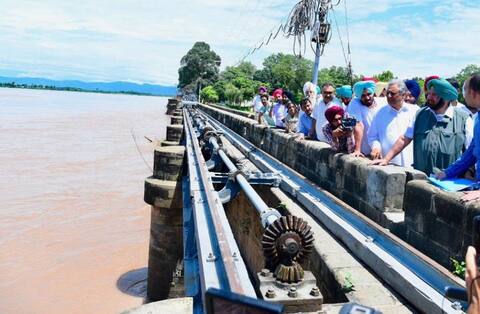 ਪੰਜਾਬ ਦੇ ਹੜ੍ਹ ਪੀੜਤ ਖੇਤਰਾਂ ਲਈ ਕੈਪਟਨ ਦਾ ਵੱਡਾ ਐਲਾਨ ਪੰਜਾਬ ਦੇ ਹੜ੍ਹ ਪੀੜਤ ਖੇਤਰਾਂ ਲਈ ਕੈਪਟਨ ਦਾ ਵੱਡਾ ਐਲਾਨ