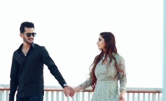 ਹਾਲਾਂਕਿ, ਉਹ ਇਸ ਸਮੇਂ ਮਾਪਿਆਂ ਨਾਲ ਦੁਬਈ ਵਿੱਚ ਰਹਿੰਦੀ ਹੈ। ਉਸ ਦਾ ਕੁਝ ਪਰਵਾਰ ਦਿੱਲੀ ਵਿੱਚ ਵੀ ਰਹਿੰਦਾ ਹੈ। 