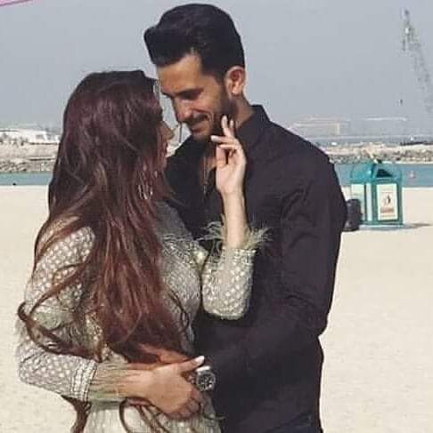 ਸਾਮੀਆ ਇੱਕ ਏਅਰ ਲਾਈਨ ਕੰਪਨੀ ਵਿੱਚ ਇੰਜੀਨੀਅਰ ਹੈ। 