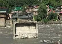 ਹਿਮਾਚਲ \'ਚ ਫਸੇ ਪਹਾੜਾਂ \'ਚ ਘੁੰਮਣ ਗਏ ਸੈਲਾਨੀ, ਕੁੱਲੂ ਤੋਂ ਮਨਾਲੀ ਤਕ ਹਾਈਵੇਅ ਢਹਿ-ਢੇਰੀ