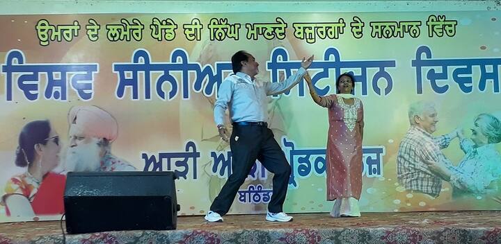  ਉਨ੍ਹਾਂ ਕਿਹਾ ਕਿ ਇਸ ਉਮਰ ਵਿੱਚ ਉਹ ਬੱਚਿਆਂ ਨੂੰ ਵੀ ਸਾਂਭ ਰਹੇ ਹਨ ਤੇ ਘਰ ਵੀ ਦੇਖ ਰਹੇ ਹਨ। ਉਹ ਇਸ ਉਮਰ ਵਿੱਚ ਭੰਗੜਾ ਪਾਉਂਦੇ ਹਨ, ਜਿੰਨੀ ਉਮਰ ਵਿੱਚ ਨੌਜਵਾਨ ਭੰਗੜਾ ਨਹੀਂ ਪਾ ਸਕਦੇ ਕਿਉਂਕਿ ਅੱਜ ਦੀ ਨੌਜਵਾਨ ਪੀੜ੍ਹੀ ਨਸ਼ਿਆਂ ਵਿੱਚ ਡੁੱਬੀ ਹੋਈ ਹੈ।