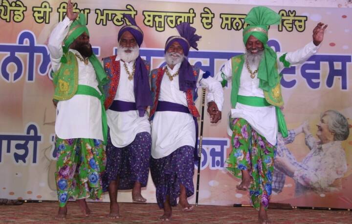 ਉਨ੍ਹਾਂ ਸਰਕਾਰ ਨੂੰ ਅਪੀਲ ਕੀਤੀ ਕਿ ਬਜ਼ੁਰਗਾਂ ਲਈ ਵੀ ਕੁਝ ਅਜਿਹਾ ਕੀਤਾ ਜਾਵੇ ਜਿਸ ਨਾਲ ਉਨ੍ਹਾਂ ਨੂੰ ਸਹੂਲਤ ਪ੍ਰਾਪਤ ਹੋ ਸਕਣ। ਭਾਰੀ ਗਿਣਤੀ ਵਿੱਚ ਬਜ਼ੁਰਗ ਮਹਿਲਾਵਾਂ ਤੇ ਪੁਰਸ਼ਾਂ ਨੇ ਇਸ ਪ੍ਰੋਗਰਾਮ ਦਾ ਆਨੰਦ ਮਾਣਿਆ।