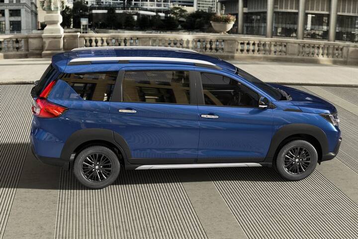 Maruti Suzuki XL6 ‘ਚ ਬਲੈਕ ORVMs ਨਾਲ ਇੰਟੀਗ੍ਰੇਟਡ ਇੰਡੀਕੈਟਰਸ ਬਲੈਕ 15 ਇੰਚ ਦੇ ਮਲਟੀ ਸਪੋਕ ਅਲਾਏ ਵਹੀਲਸ ਦਿੱਤੇ ਗਏ ਹਨ। ਇਸ ਤੋਂ ਇਲਾਵਾ ਕਾਰ ‘ਚ ਵੱਡੇ ਰੂਫ ਰੇਲਸ, ਬਾਡੀ ਕਲੈਂਡਿੰਗ ਤੇ ਰਿਅਰ ‘ਚ ਓਰੀਗੇਮੀ ਨਾਲ ਪ੍ਰਭਾਵਿਤ ਐਲਈਡੀ ਟੇਲਲੈਂਪਸ ਦਿੱਤੇ ਗਏ ਹਨ।