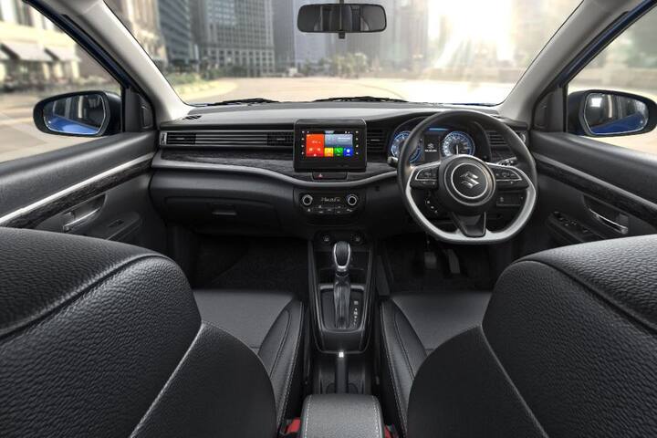 Maruti Suzuki XL6 ਦਾ ਕੈਬਿਨ ਅਰਟਿਗਾ ਦੇ ਕੈਬਿਨ ਬਰਾਬਰ ਹੈ। ਜਦਕਿ ਫੀਚਰਸ ਦੇ ਤੌਰ ‘ਤੇ ਆਲ-ਬਲੈਕ ਇੰਟੀਰੀਅਰ ਨਾਲ ਡੈਸ਼ਬੋਰਡ ‘ਤੇ ਇੱਕ ਸਟੋਨ ਗ੍ਰੇਅ ਫਿਨੀਸ਼ ਤੇ ਸਿਲਵਰ ਏਸੇਂਟਸ ਦਿੱਤੇ ਗਏ ਹਨ।