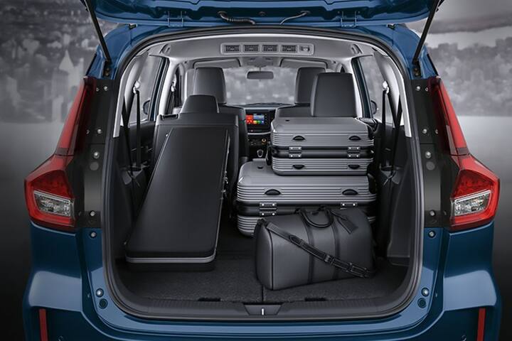 XL6 209 ਲੀਟਰ ਦਾ ਬੂਟ ਸਪੇਸ ਆਫਰ ਕਰਦੀ ਹੈ, ਪਰ ਜੇਕਰ ਦੂਜੀ ਤੇ ਤੀਜੀ ਲਾਈਨ ਨੂੰ ਸ਼ਾਮਲ ਨਾ ਕੀਤਾ ਜਾਵੇ ਤਾਂ ਇਹ 692 ਲੀਟਰ ਦਾ ਬੂਟ ਸਪੈਸ ਆਫਰ ਕਰਦੀ ਹੈ।