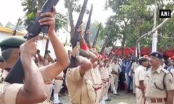 ਸਲਾਮੀ ਦੇਣ ਆਏ 22 ਪੁਲਸੀਆਂ ਦੀਆਂ ਬੰਦੂਕਾਂ ਜਾਮ, ਇੱਕ ਤੋਂ ਵੀ ਨਾ ਚੱਲੀ ਗੋਲ਼ੀ, ਵੀਡੀਓ ਵਾਇਰਲ