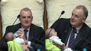 New Zealand speaker babysits as parliament debates, picture viral ਨਿਊਜ਼ੀਲੈਂਡ ਦੇ ਸਪੀਕਰ ਨੇ ਸੰਸਦ ਮੈਂਬਰ ਦੇ ਬੱਚੇ ਨੂੂੰ ਪਿਲਾਇਆ ਦੁੱਧ, ਤਸਵੀਰ ਵਾਇਰਲ