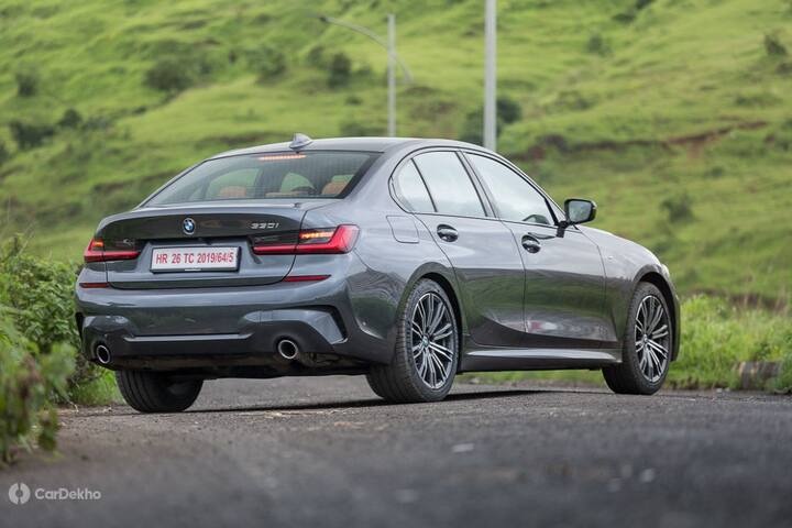 BMW ਨੇ ਨਵੀਂ 3-ਸੀਰੀਜ਼ ਦੇ ਡਿਜ਼ਾਇਨ ਤੇ ਫੀਚਰ ਵਿੱਚ ਕਈ ਅਹਿਮ ਬਦਲਾਅ ਕੀਤੇ ਗਏ ਹਨ। ਇਸ ਦੇ ਅਗਲੇ ਪਾਸੇ ਸਿੰਗਲ ਕਿਡਨੀ ਗਰਿਲ ਹੈ, ਜਿਸ ਦੇ ਦੋਵੇਂ ਪਾਸੇ ਨਵੇਂ ਡਿਊਲ ਬੈਰਲ ਹੈੱਡਲੈਂਪ ਲਾਏ ਗਏ ਹਨ। ਗਰਿੱਲ ਦੇ ਥੱਲੇ ਇੱਕ ਵੱਡਾ ਏਅਰਡੈਮ ਹੈ, ਇਸ ਦੇ ਦੋਵੇਂ ਪਾਸੇ ਫੌਗ ਲੈਂਪ ਹਨ। ਪਿਛਲੇ ਪਾਸੇ ਐਲ ਸ਼ੇਪ ਵਾਲੇ ਨਵੇਂ ਟੇਲ ਲੈਂਪ ਦਿੱਤੇ ਗਏ ਹਨ। ਰੀਅਰ ਬੰਪਰਾਂ ਵਿੱਚ ਵੀ ਬਦਲਾਅ ਕੀਤਾ ਗਿਆ ਹੈ।