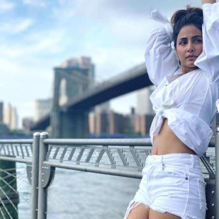 ਫੇਮਸ ਟੀਵੀ ਐਕਟਰ ਹਿਨਾ ਖ਼ਾਨ ਸਟਾਰ ਪਲੱਸ ਦੇ ਸ਼ੋਅ ‘ਕਸੌਟੀ ਜ਼ਿੰਦਗੀ ਕੀ-2’ ‘ਚ ‘ਕੋਮੋਲੀਕਾ’ ਦਾ ਕਿਰਦਾਰ ਨਿਭਾਅ ਚੁੱਕੀ ਹੈ। ਸਕਰੀਨ ਤੋਂ ਇਲਾਵਾ ਰੀਅਲ ਲਾਈਫ ‘ਚ ਵੀ ਹਿਨਾ ਆਪਣੀ ਫੈਸ਼ਨ ਸਟੇਟਮੈਂਟ ਲਈ ਖੂਬ ਸੁਰਖੀਆਂ ‘ਚ ਰਹਿੰਦੀ ਹੈ।
