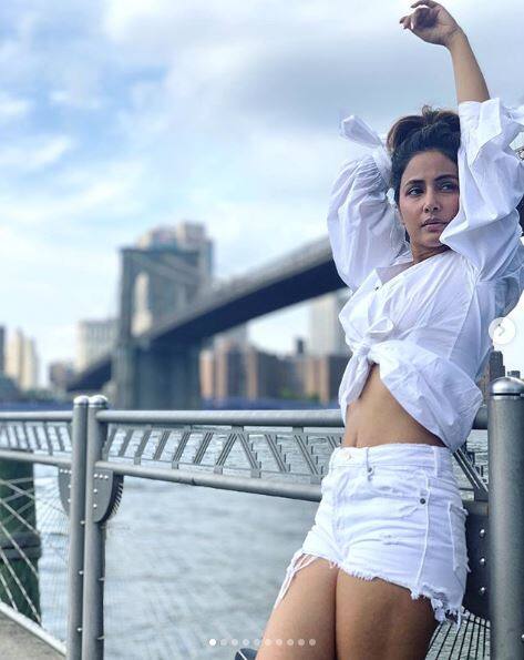 ਹੁਣ ਉਸ ਨੇ ਵ੍ਹਾਈਟ ਕਲਰ ਦੇ ਆਉਟਫਿੱਟ ‘ਚ ਤਸਵੀਰਾਂ ਸ਼ੇਅਰ ਕੀਤੀਆਂ ਹਨ। ਉਹ ਵ੍ਹਾਈਟ ਸ਼ਰਟ ਤੇ ਸ਼ੋਰਟ ‘ਚ ਨਜ਼ਰ ਆਈ।