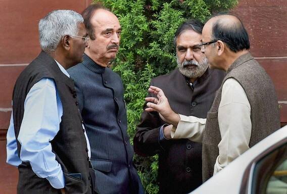 ਵਿਰੋਧੀ ਨੇਤਾਵਾਂ ਨਾਲ ਸੰਸਦ ਭਵਨ ਵਿੱਚ ਗੱਲਬਾਤ ਕਰਦੇ ਹੋਏ ਅਰੁਣ ਜੇਤਲੀ।