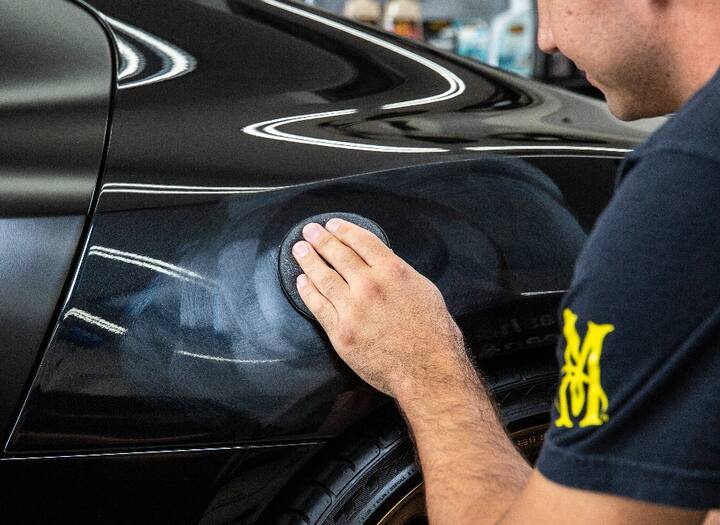 ਬਾਹਰਲੀ ਚਮਕ ਬਣਾਈ ਰੱਖੋ- ਸਕ੍ਰੈਚ, ਡੈਂਟ, ਉੱਡਿਆ ਰੰਗ, ਫਿੱਕੀ ਚਮਕ ਆਦਿ ਤੋਂ ਬਚਦੇ ਰਹੋ। ਗੱਡੀ ਦੀ ਪਾਲਿਸ਼ ਕਰਾਉਂਦੇ ਰਹੋ, ਰੰਗ 'ਤੇ ਮੌਸਮ ਦਾ ਅਸਰ ਨਜ਼ਰ ਨਹੀਂ ਆਵੇਗਾ। ਪਲਾਸਟਿਕ ਤੇ ਰਬੜ 'ਤੇ ਵੀ ਪਾਲਿਸ਼ ਕਰਨਾ ਜ਼ਰੂਰੀ ਹੈ।