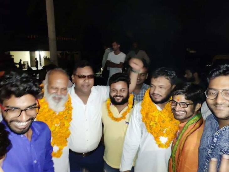 ਜੇਲ੍ਹੋਂ ਬਾਹਰ ਆਏ ਬੁਲੰਦਸ਼ਹਿਰ ਹਿੰਸਾ ਮਾਮਲੇ ਦੇ ਮੁਲਜ਼ਮਾਂ ਦਾ ਹਾਰ ਪਾ ਕੇ ਸਵਾਗਤ, ਲੱਗੇ ਜੈ ਸ੍ਰੀ ਰਾਮ ਦੇ ਨਾਅਰੇ bulandshehr case accused greeted with flowers after released from jail ਜੇਲ੍ਹੋਂ ਬਾਹਰ ਆਏ ਬੁਲੰਦਸ਼ਹਿਰ ਹਿੰਸਾ ਮਾਮਲੇ ਦੇ ਮੁਲਜ਼ਮਾਂ ਦਾ ਹਾਰ ਪਾ ਕੇ ਸਵਾਗਤ, ਲੱਗੇ ਜੈ ਸ੍ਰੀ ਰਾਮ ਦੇ ਨਾਅਰੇ