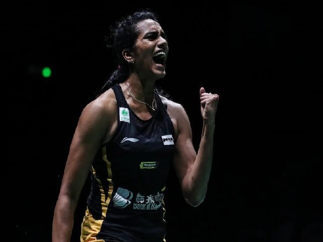 bwf world championships 2019 final pv sindhu beats japan nozomi okuhara in badminton ਬੈਡਮਿੰਟਨ ਵਿਸ਼ਵ ਚੈਂਪੀਅਨਸ਼ਿਪ 'ਚ ਪੀਵੀ ਸਿੰਧੂ ਨੇ ਰਚਿਆ ਇਤਿਹਾਸ