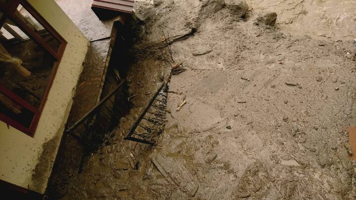 ਹਿਮਾਚਲ ਦੀ ਰਾਜਧਾਨੀ ਸ਼ਿਮਲਾ ਨੇੜਲੇ ਬਧਾਲ ਇਲਾਕੇ ‘ਚ ਬੱਦਲ ਫਟਣ ਨਾਲ ਨੈਸ਼ਨਲ ਹਾਈਵੇਅ-5 ਠੱਪ ਹੋ ਗਿਆ ਹੈ। ਇਸ ਨਾਲ ਕਿੰਨੌਰ ਤੇ ਸਪਿਤੀ ਲਈ ਆਵਾਜਾਈ ਬੁਰੀ ਤਰ੍ਹਾਂ ਪ੍ਰਭਾਵਿਤ ਹੋਈ ਹੈ।