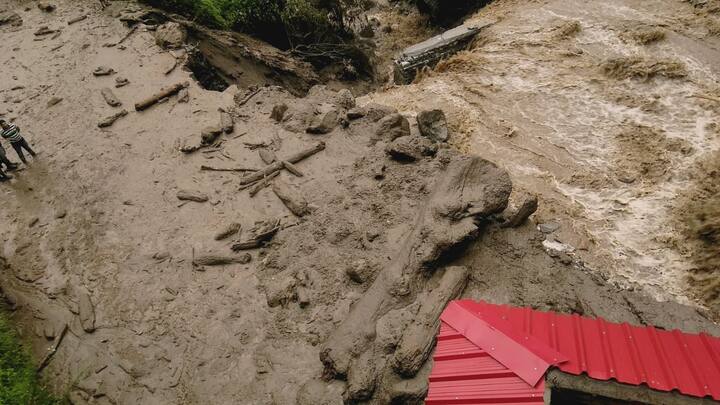 ਬੱਦਲ ਫਟਣ ਤੋਂ ਬਾਅਦ ਆਏ ਹੜ੍ਹ ਨਾਲ ਇੱਕ ਹੋਟਲ ਤੇ ਕਈ ਵਾਹਨਾਂ ਨੂੰ ਨੁਕਸਾਨ ਪਹੁੰਚਿਆ ਹੈ।