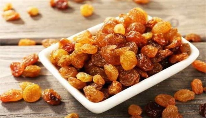 Advantages and disadvantages of eating Munakka on empty stomach, know how to eat Health Tips: खाली पेट मुनक्का खाने के फायदे और नुकसान, जानिए कैसे सेवन करें