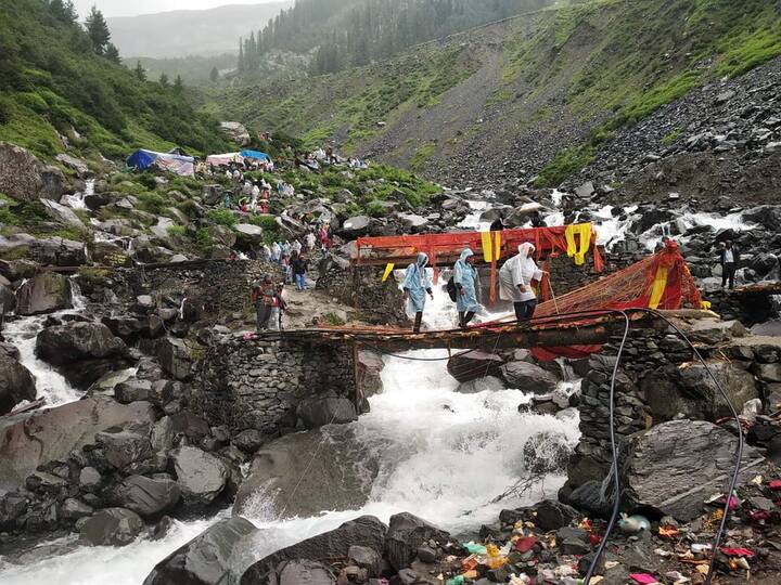 ਭਰਮੌਰ-ਹੜਸਰ ਰਾਹ ‘ਤੇ ਪ੍ਰੰਘਾਲਾ ਕੋਲ ਪੁਲ ਪਾਣੀ ‘ਚ ਹੜ੍ਹ ਜਾਣ ਕਰਕੇ ਮਣੀਮਹੇਸ਼ ਯਾਤਰਾ ਨੂੰ ਰੋਕ ਦਿੱਤਾ ਗਿਆ ਸੀ। ਸ਼ਾਮ ਨੂੰ ਇੱਥੇ ਸ਼ਰਧਾਲੂਆਂ ਦੇ ਰਾਹ ਬਹਾਲ ਕਰ ਦਿੱਤਾ ਗਿਆ ਜਦਕਿ ਆਵਾਜਾਈ ‘ਚ ਹੜਸਰ ਤਕ ਜਾਣ ਵਾਲੇ ਯਾਤਰੀਆਂ ‘ਤੇ ਅਜੇ ਵੀ ਰੋਕ ਲੱਗੀ ਹੋਈ ਹੈ।