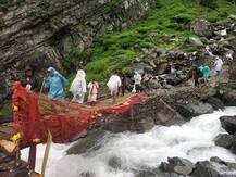 ਹਿਮਾਚਲ \'ਚ ਪੁਲ ਵਹਿਣ ਕਾਰਨ ਫਸੇ ਸੈਂਕੜੇ ਵਾਹਨ, ਮਣੀਮਹੇਸ਼ ਯਾਤਰਾ ਬਹਾਲ