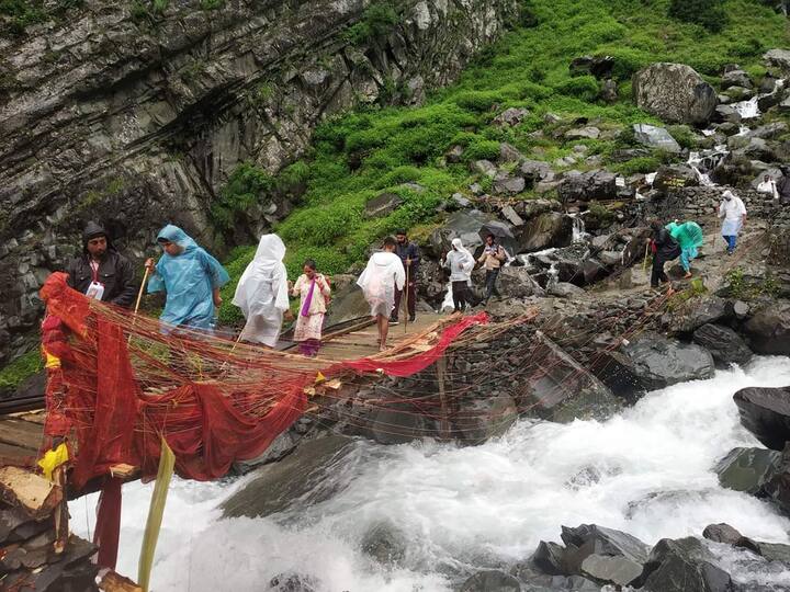 ਪੈਦਲ ਯਾਤਰੀਆਂ ਲਈ ਰਾਹ ਬਹਾਲ ਕਰਨ ਲਈ ਹਜ਼ਾਰਾਂ ਸ਼ਰਧਾਲੂਆਂ ਨੇ ਰਾਹਤ ਦਾ ਸਾਹ ਲਿਆ।