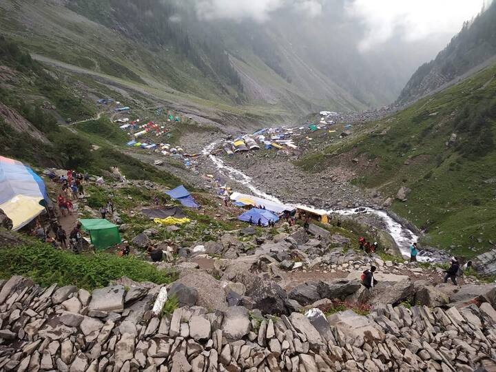 ਐਤਵਾਰ ਦੇਰ ਰਾਤ ਪੁਲ ਵਹਿ ਜਾਣ ਕਰਕੇ ਪ੍ਰਸਾਸ਼ਨ ਨੂੰ ਦੂਜੀ ਵਾਲ ਮਣੀਮਹੇਸ਼ ਦੀ ਯਾਤਰਾ ਨੂੰ ਰੋਕਣਾ ਪਿਆ। ਇਹ ਰਸਤਾ ਬੰਦ ਹੋਣ ਕਰਕੇ ਅਜੇ ਵੀ ਕਰੀਬ 1100 ਵਾਹਨ ਇੱਥੇ ਦੋਵੇਂ ਪਾਸੇ ਫਸੇ ਹੋਏ ਹਨ।