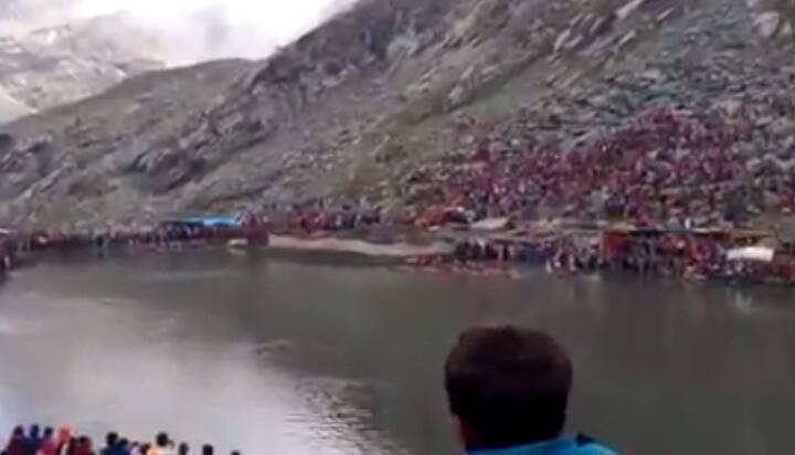 ਧੌਲਾਧਾਰ, ਮਾਂਗੀ ਤੇ ਜਾਂਸਕਰ ਪਹਾੜਾਂ ਦੀਆਂ ਚੋਟੀਆਂ ਨਾਲ ਘਿਰਿਆ ਇਹ ਕੈਲਾਸ਼ ਪਹਾੜ ਮਣੀਮਹੇਸ਼ ਕੈਲਾਸ਼ ਨਾਂ ਨਾਲ ਵੀ ਜਾਣਿਆ ਜਾਂਦਾ ਹੈ।