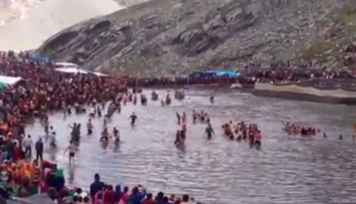 ਮਣੀਮਹੇਸ਼ ਯਾਤਰਾ ਨੂੰ ਅਮਰਨਾਥ ਯਾਤਰਾ ਦੇ ਬਾਰਬਰ ਹੀ ਮੰਨਿਆ ਜਾਂਦਾ ਹੈ ਜੋ ਅਮਰਨਾਥ ਨਹੀਂ ਜਾ ਪਾਉਂਦੇ ਉਹ ਮਣੀਮਹੇਸ਼ ਝੀਲ ‘ਤੇ ਇਸ਼ਨਾਨ ਲਈ ਜਾਂਦੇ ਹਨ।